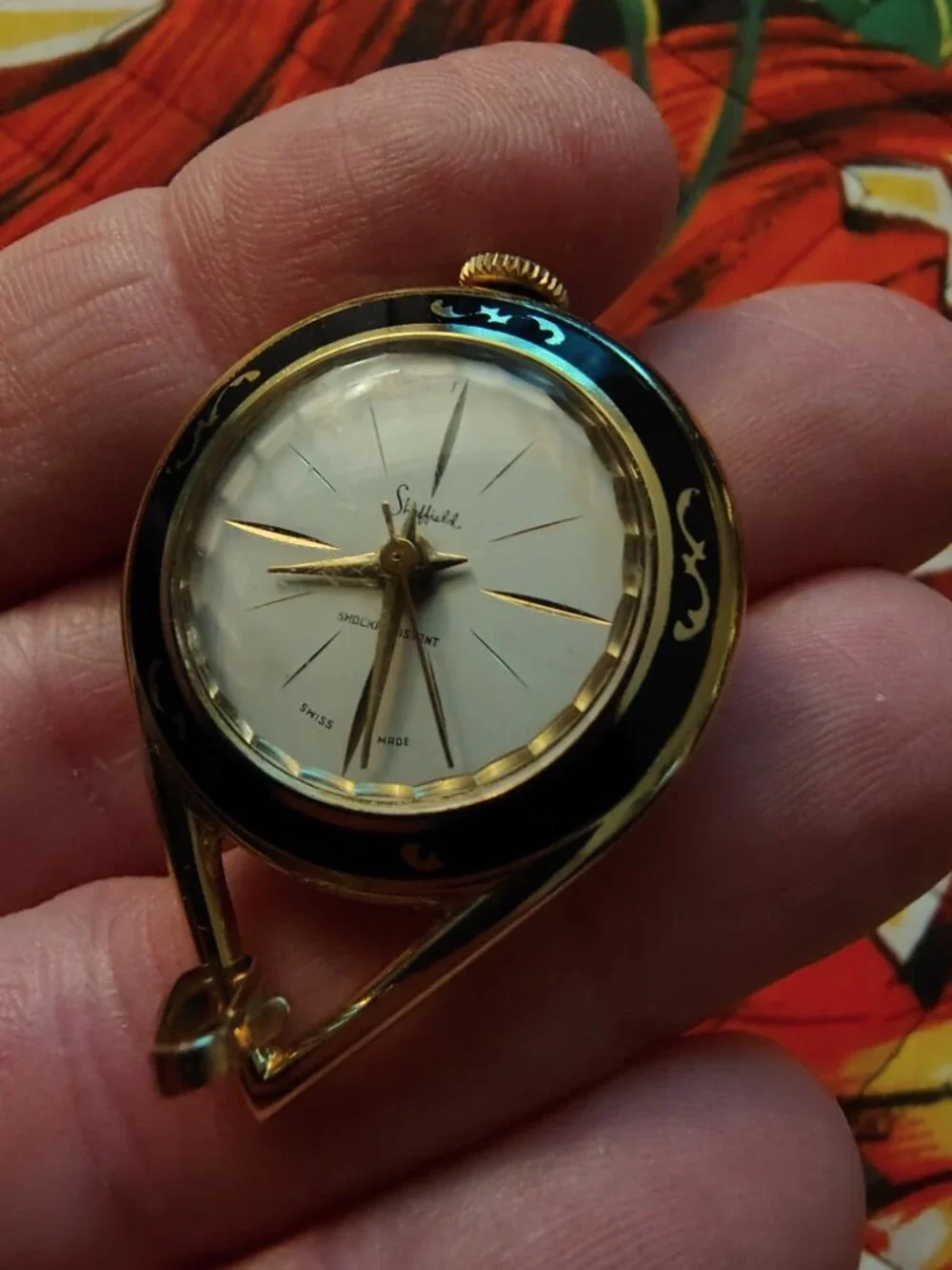Vintage pendant watch   runs great  nice retro!!!